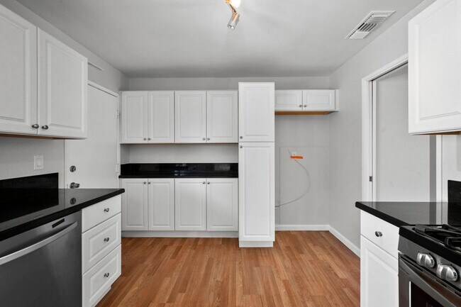 Building Photo - 1605 Carmel Cir E
