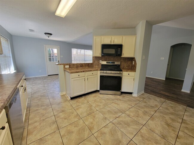 Building Photo - 2218 Wickburn Dr