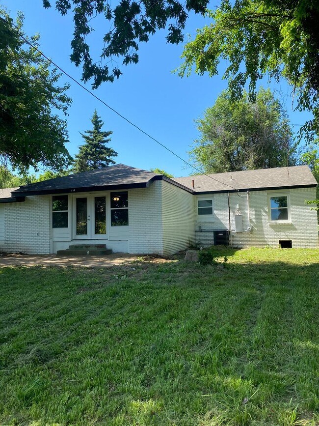 Building Photo - Gorgeous 3 Bed, 2 Bath Home with Modern Up...