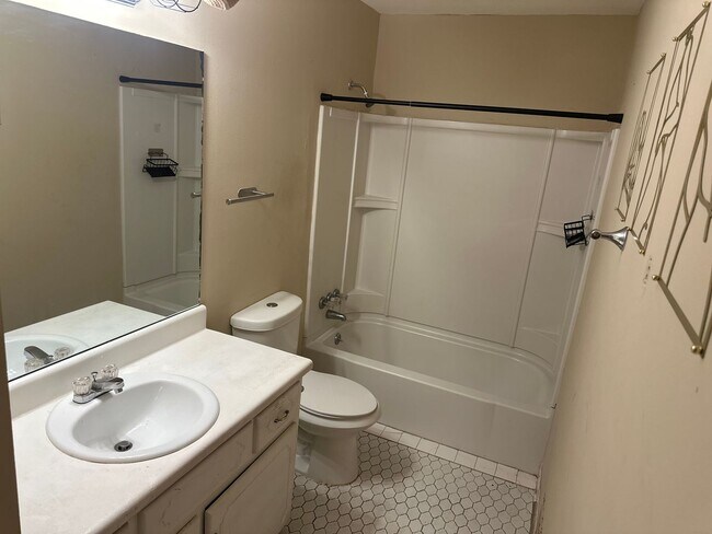 Building Photo - Large 4BR in Marietta
