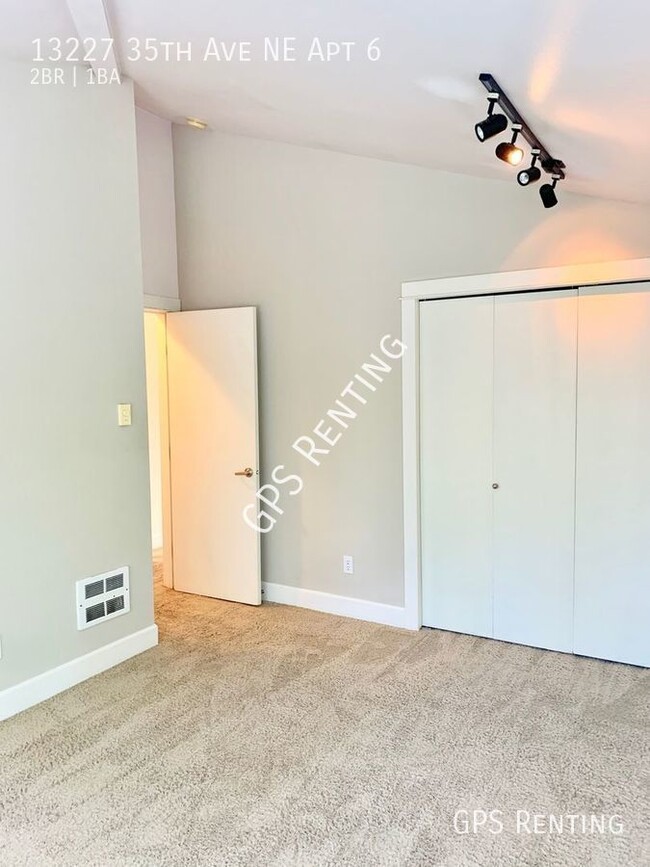 Building Photo - Top floor Condo filled with light