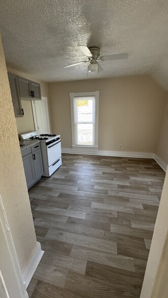 kitchen - 921 S 14th St