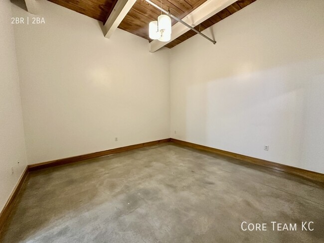 Building Photo - LARGE TWO BEDROOM IN CROSSROADS