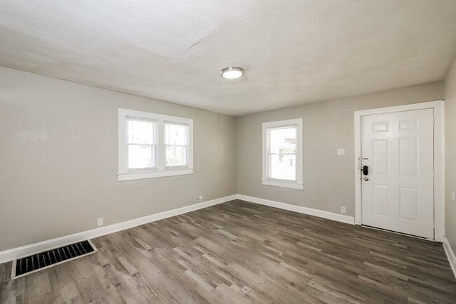 Building Photo - 3772 N Parker Ave