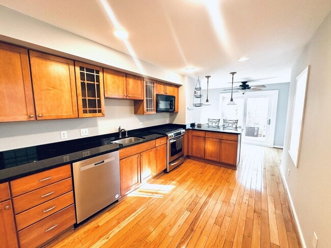 Building Photo - 2517 Foster Ave