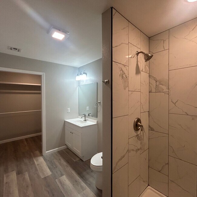 Building Photo - Welcome home to this beautifully designed 3-bedroom, 2 bath half duplex