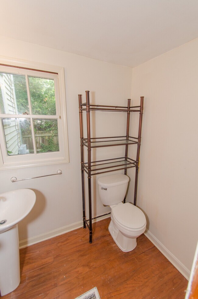 Building Photo - 3 Bedroom, 1.5 bath Home: Available July 2026!