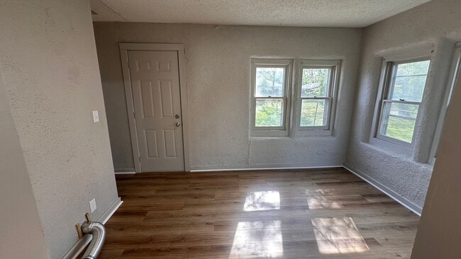 Building Photo - $1050 - 3 bed 1 bath - Single Family Home ...