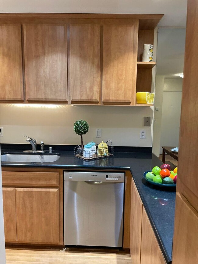 Building Photo - Tasteful Single Story Condo 1bd/1ba - Grea...
