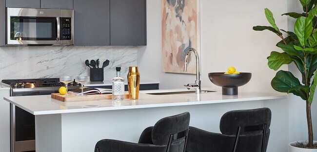 Building Photo - 760 N Milwaukee Ave