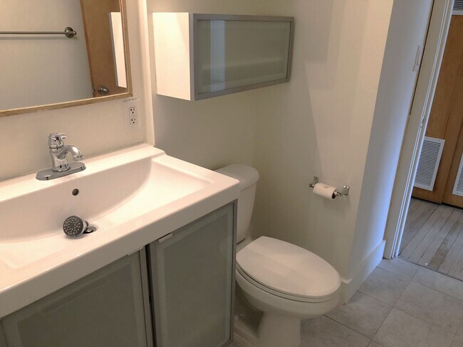 Building Photo - Beautiful 2 Bedroom Apartment with Office in Sugar House!