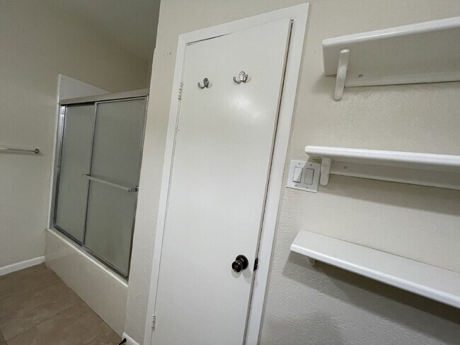 Building Photo - Live in the city of Panorama Village & enjoy all it has to offer: 27-hole golf course, 3 city par...