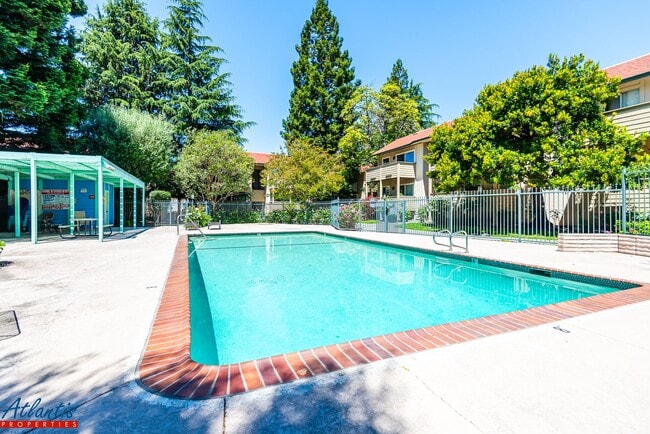 Building Photo - Lovely Condo | Remodeled Kitchen | Central...
