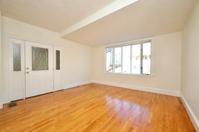 Building Photo - 488 Pleasant St