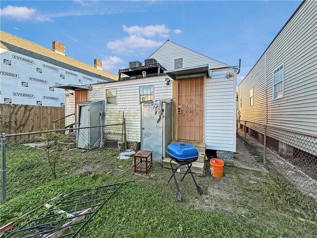 Building Photo - 5721 Royal St