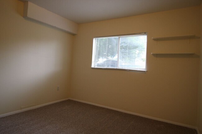 Building Photo - 220 Clover Ln