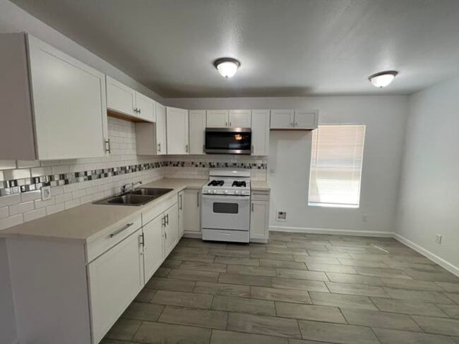 Building Photo - 302 Kenmar Dr
