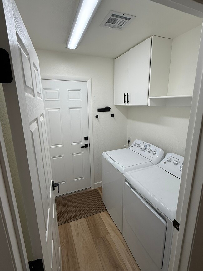 Building Photo - 3624 W Elgin St