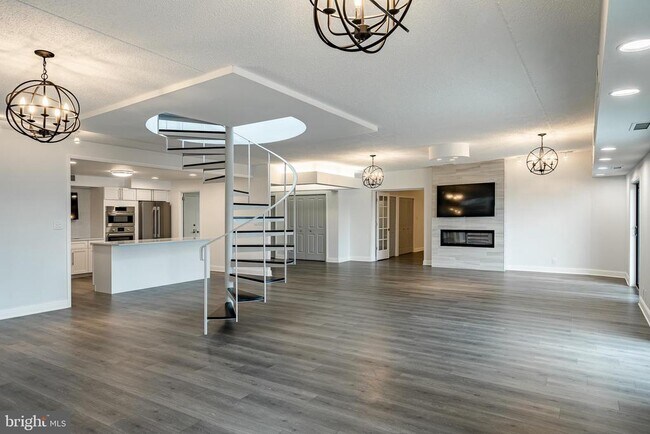 Building Photo - 21510 Valley Forge Cir