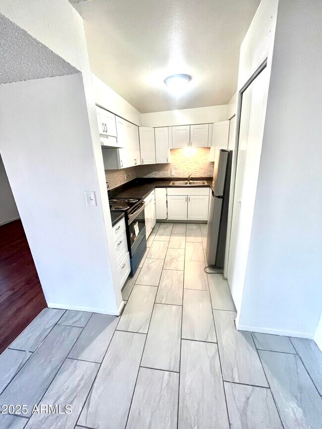 Building Photo - 2415 W Hazelwood St