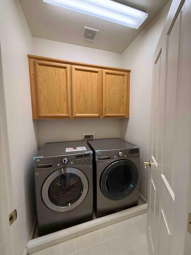 Building Photo - Spacious Cresleigh Ranch Home Near Schools...