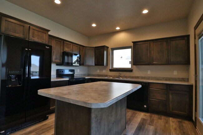 Building Photo - HUGE 4 bedroom home with fenced in backyard!