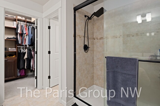 Building Photo - Stylish Model Hm in Issaquah Highlands * Park-Facing, EV Charger, Designer Upgrades & Very Walkable!