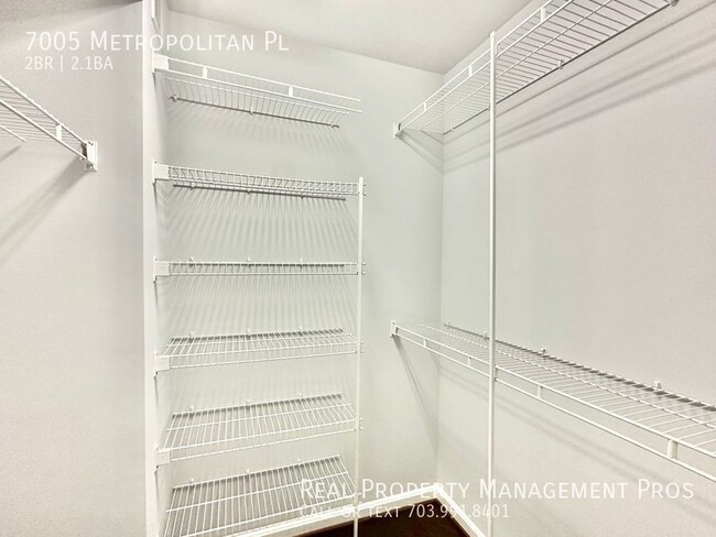 Building Photo - Gorgeous End Unit- Steps To Metro!