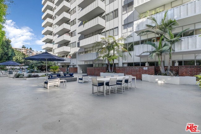 Building Photo - 7135 Hollywood Blvd