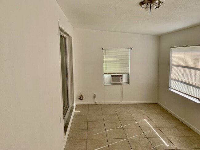 Building Photo - 3140 Crestwood Dr