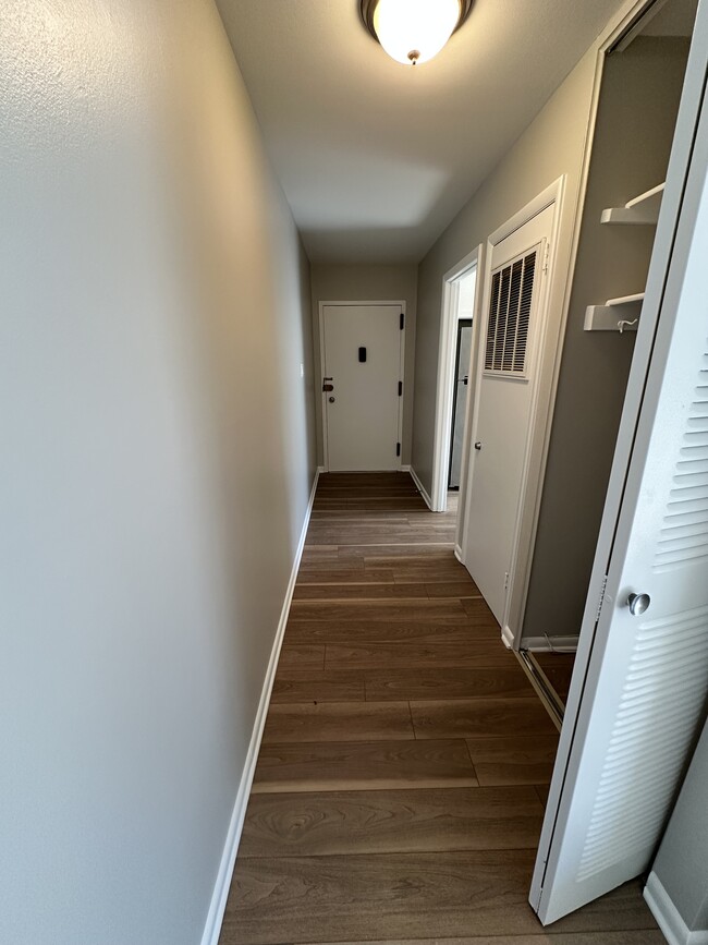 Building Photo - 10619 Weymouth St