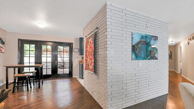 Building Photo - 2134 Bandera Rd