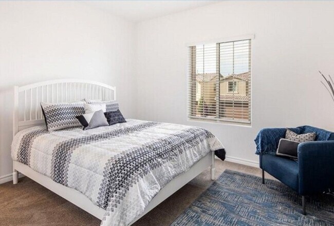 Building Photo - Beautifully Modern 3 bedroom Near Southern...