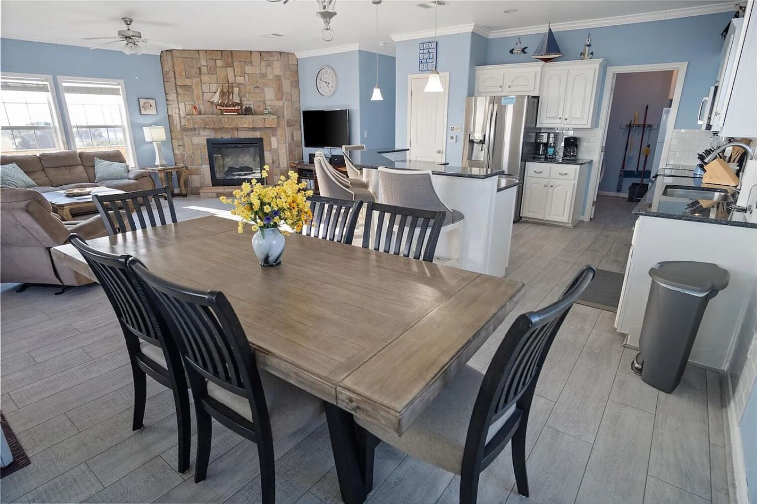 Building Photo - 975 Dolly St