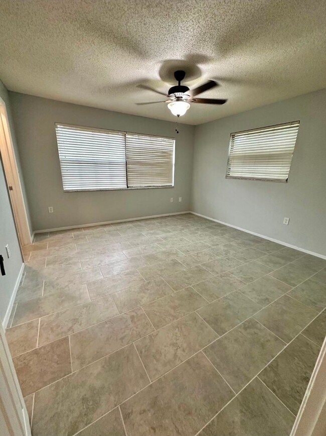 Building Photo - 3 bedroom 2 bathroom house fully fenced in...