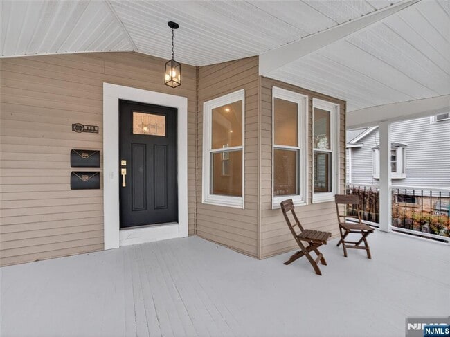 Building Photo - 114 Colony Ave