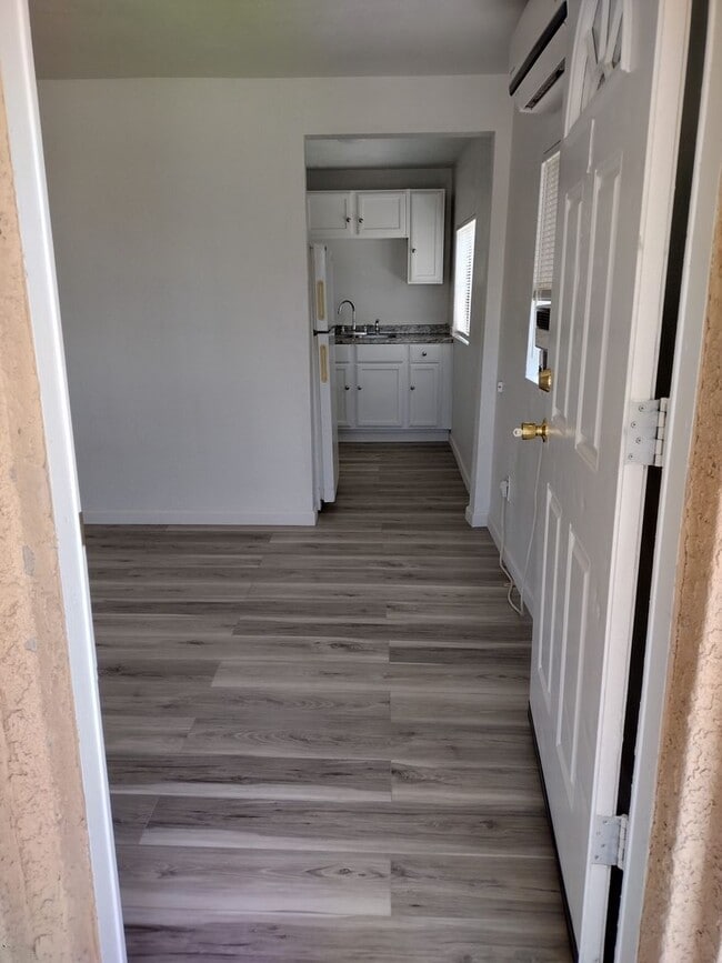 Building Photo - ONE MONTH FREE MOVE IN SPECIAL!!! Cute 1 Bed 1 Bath with water & electric included