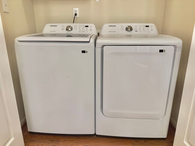 Building Photo - Charming Townhouse in Prime Morrisville Location!