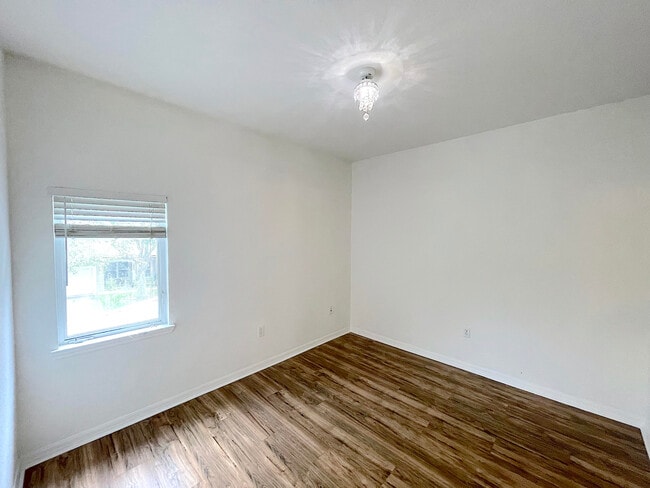 Building Photo - 1867 S Dovetail Dr