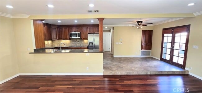 Building Photo - 1400 Post Rd