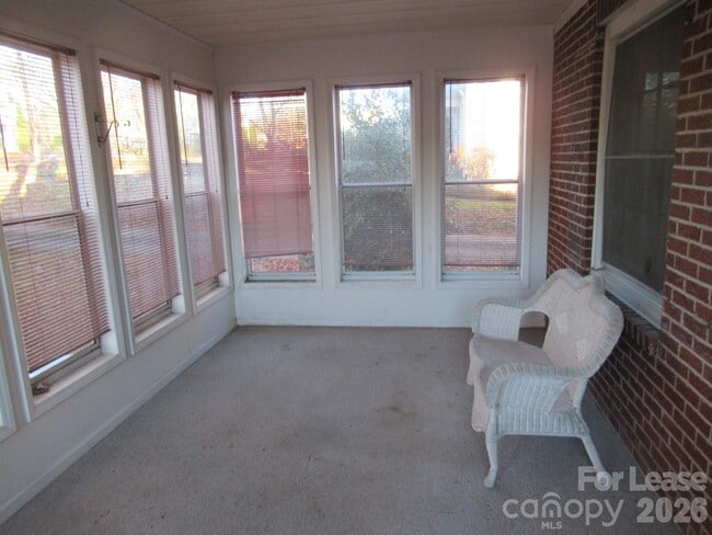 Building Photo - 505 S Cedar St