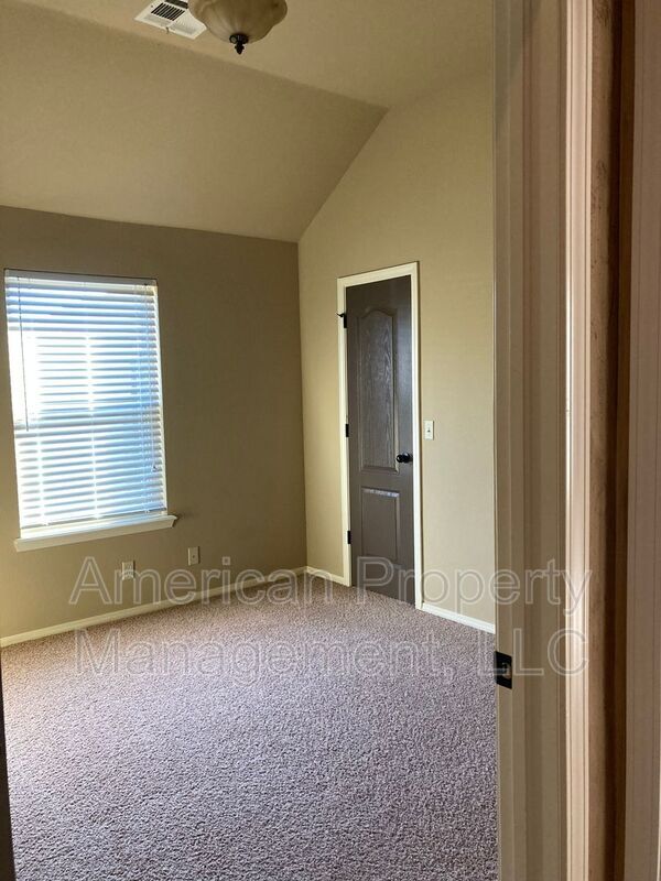 Building Photo - 15609 S Broadway St