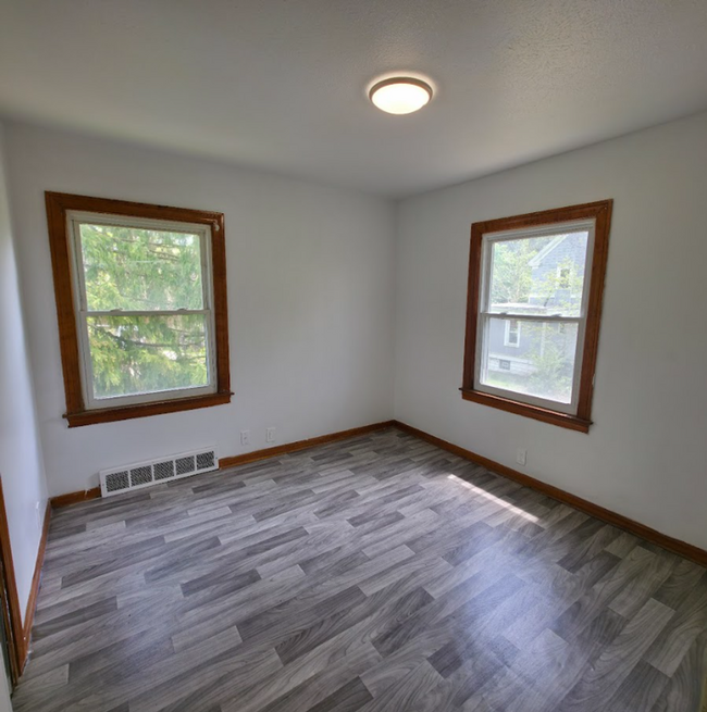 Building Photo - Single Family Home 3 beds 1 bath Available...