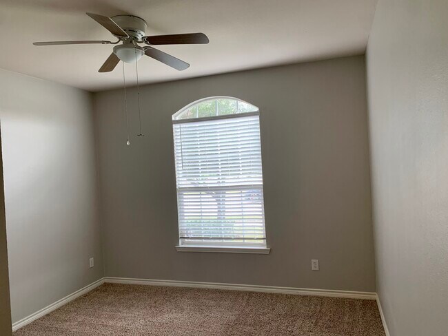 Building Photo - 1415 Millbrook Ln