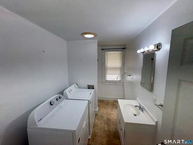 Building Photo - 565 Sylvan Ave