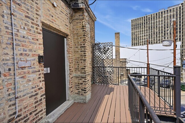 Building Photo - 2723 N Clark St
