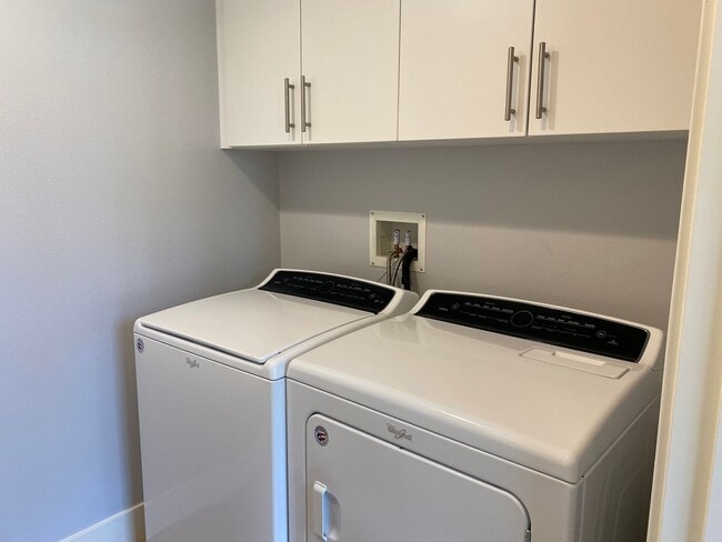 Building Photo - Beautiful Townhouse 3 Bedroom + 3 Bathroom