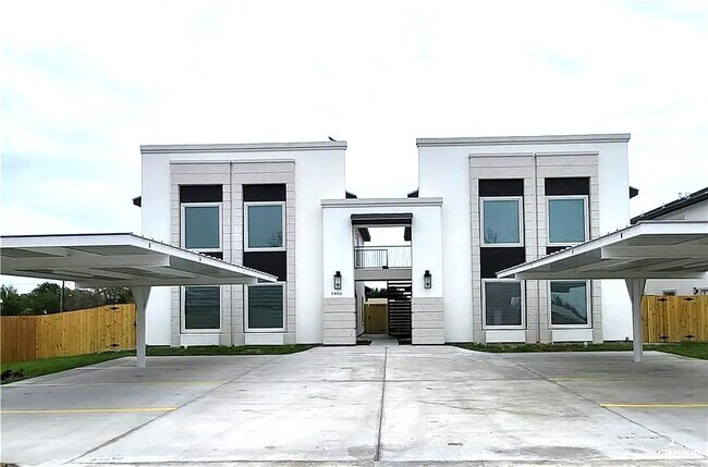 Building Photo - 3704 N Robin Ave