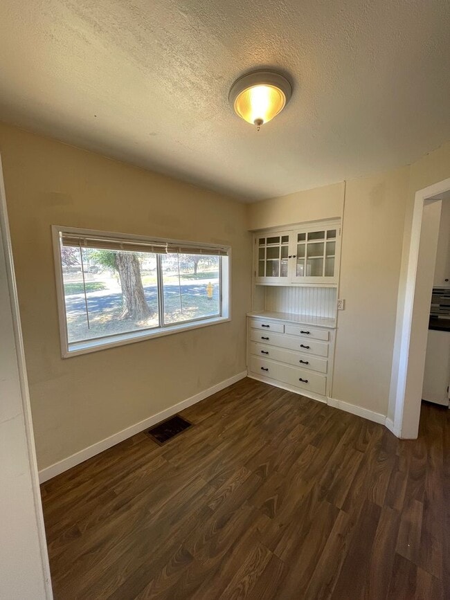 Building Photo - Charming 3bdrm, 1 bath house with fenced y...