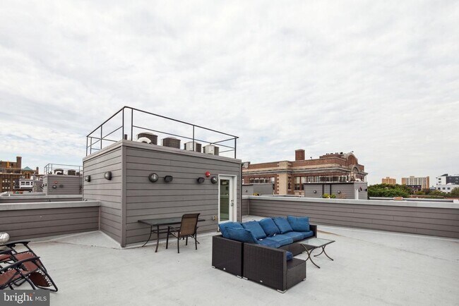 Building Photo - 708 S Sartain St